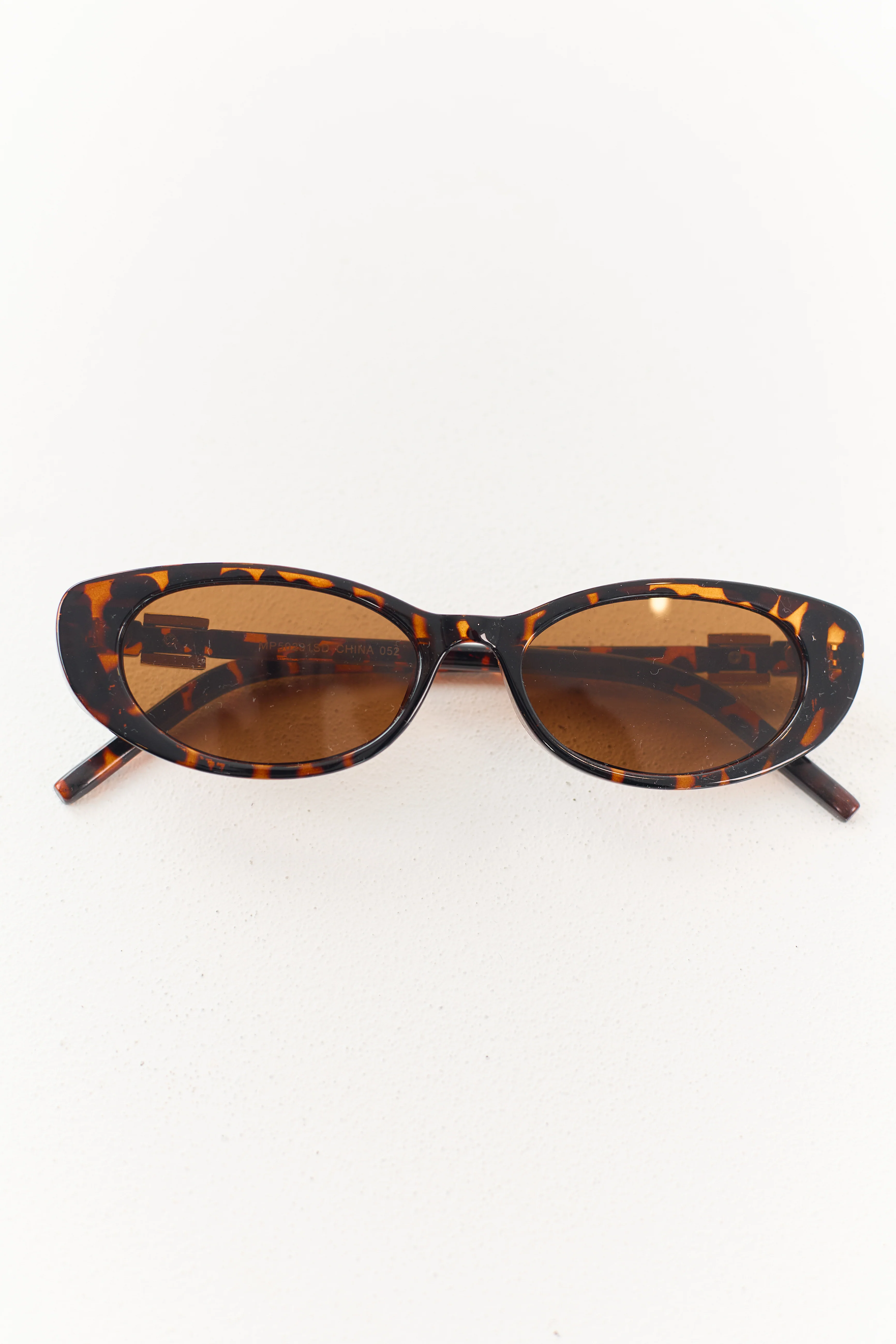 Spice Tortoiseshell Oval Frame Accent Sunglasses - Image 3