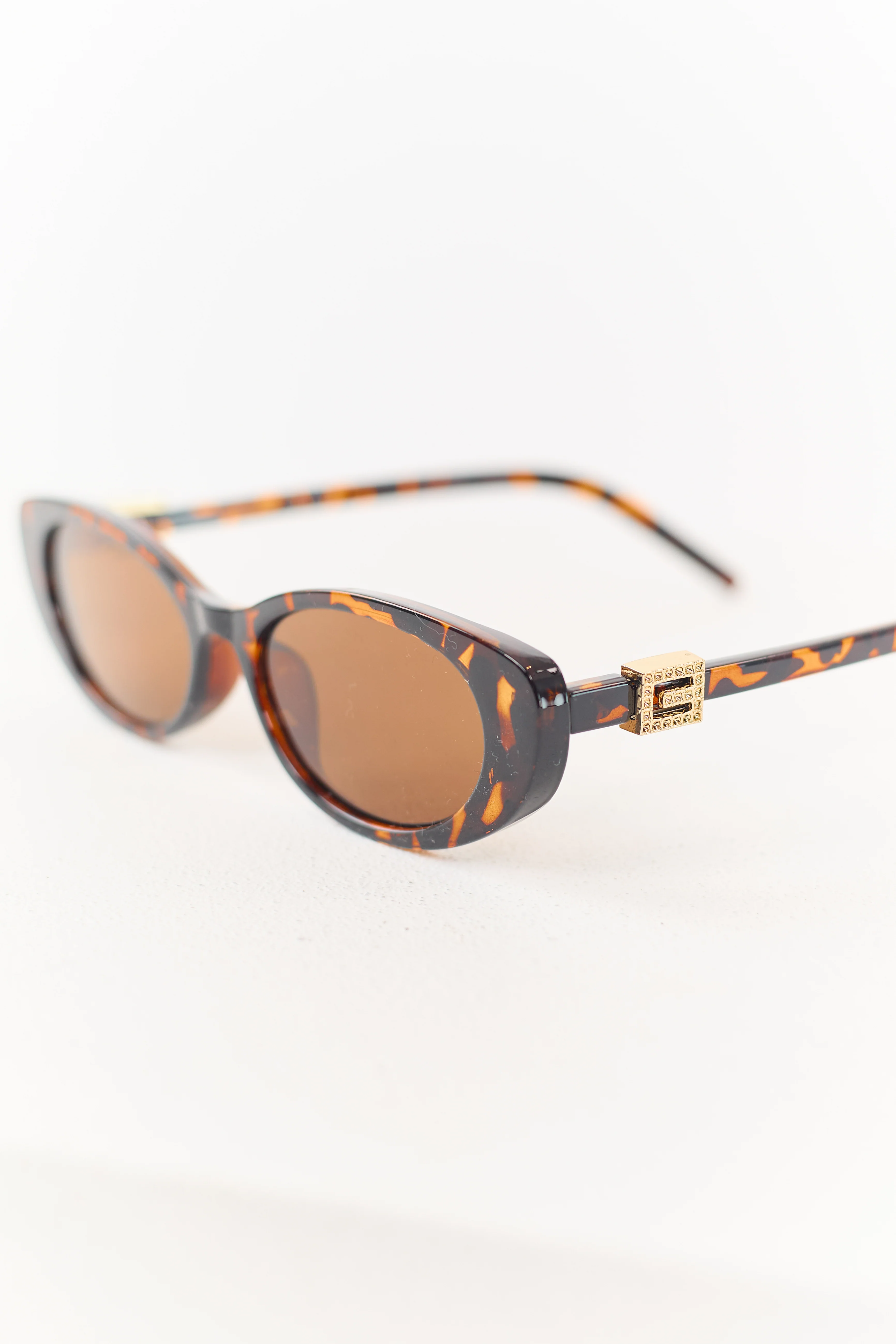 Spice Tortoiseshell Oval Frame Accent Sunglasses - Image 4